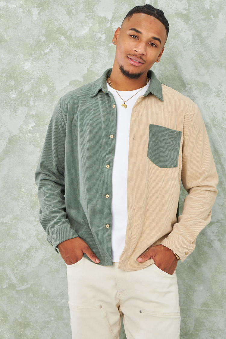 Chemise bicolore verte et beige en velours côtelé
