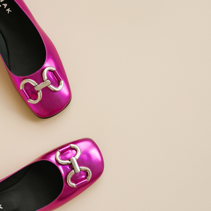 Ballerines à talons plats et mords  en cuir metallisé fushia