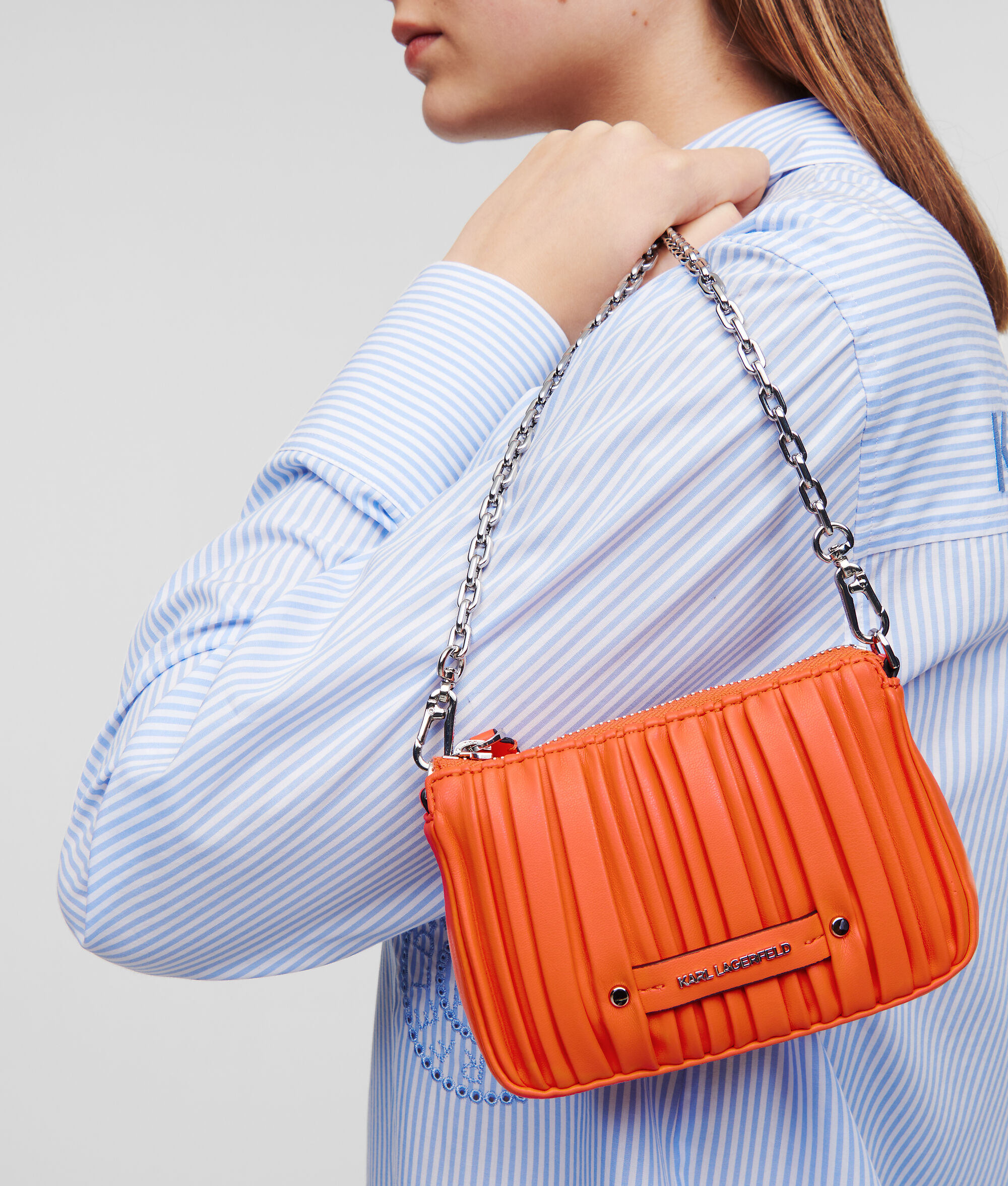 POCHETTE AVEC CHAÎNE K/KUSHION