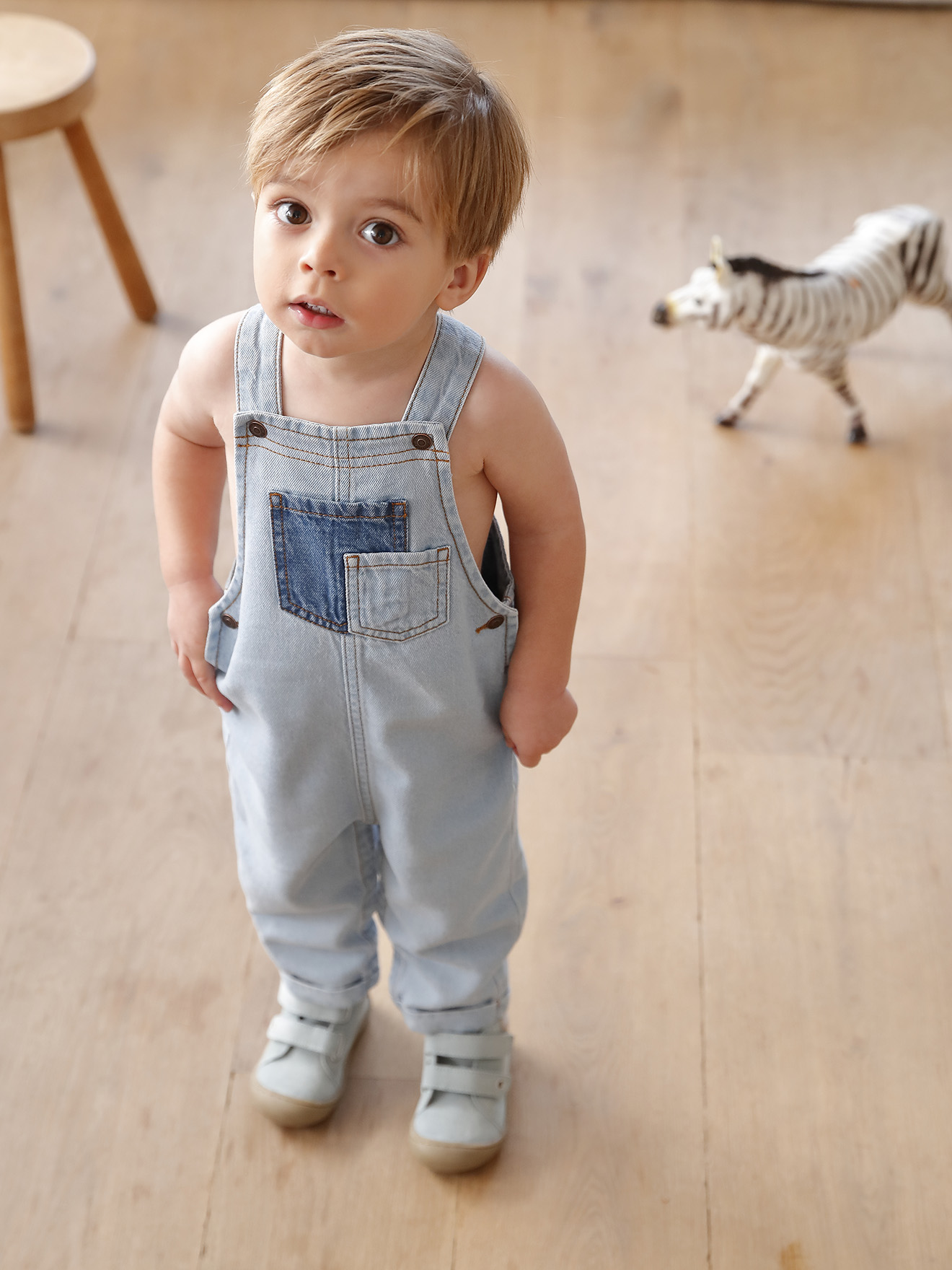 Conjunto para bebê: Botinhas de couro flexíveis com fecho de velcro, ideais para engatinhar + Macacão jeans com bolsos contrastantes para o bebê