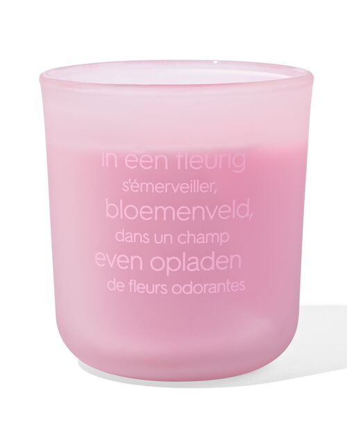 bougie parfumée parmi les fleurs