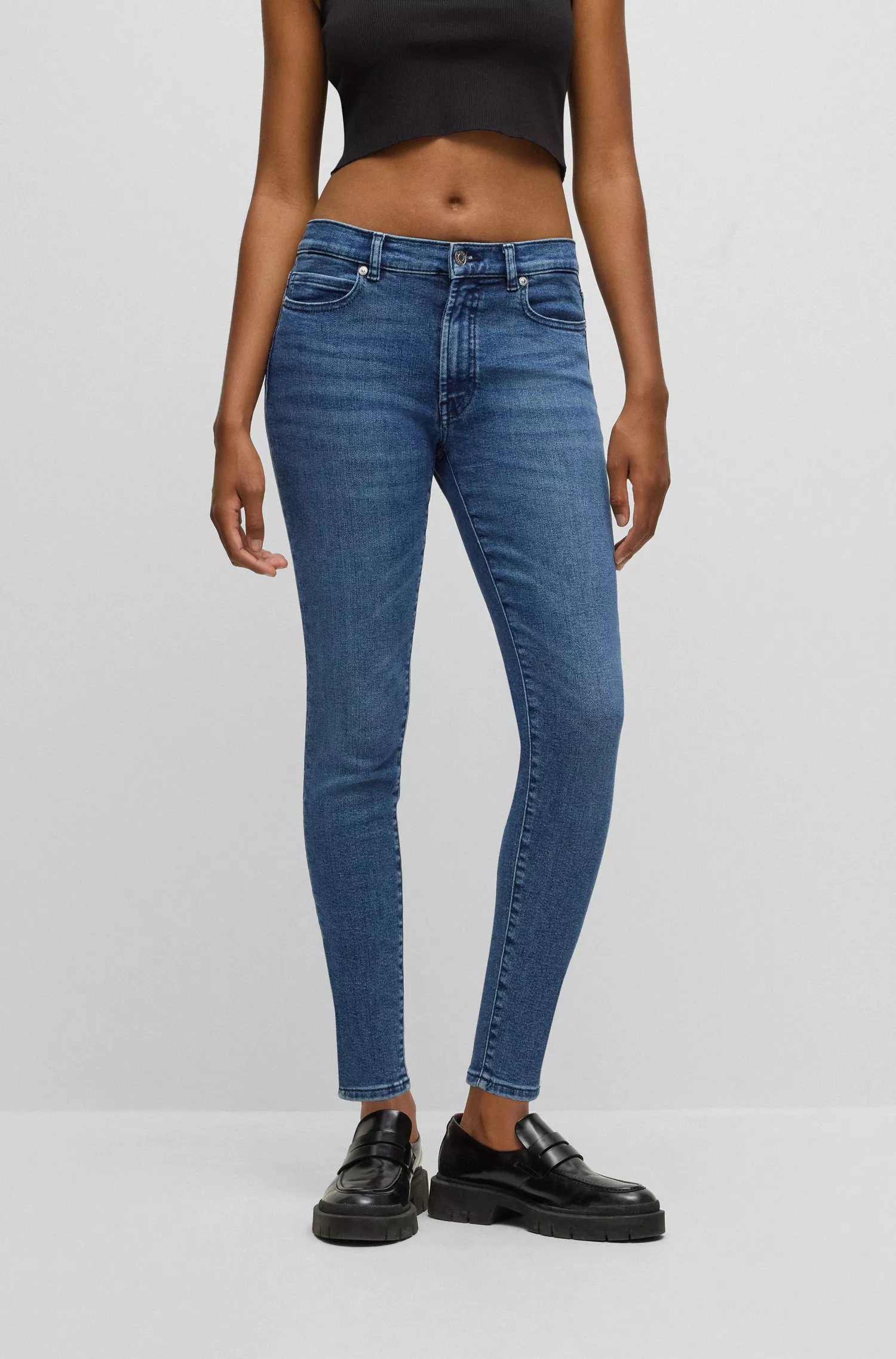 Calça jeans HUGO vermelha, extra slim fit, em denim super elástico azul.