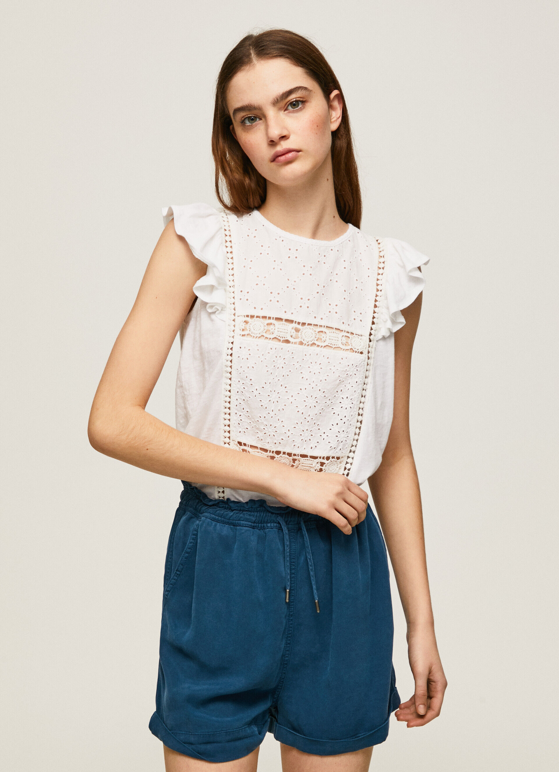 Camiseta com detalhes vazados - branca