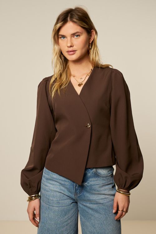 Bruine top met overlap en lange pofmouwen