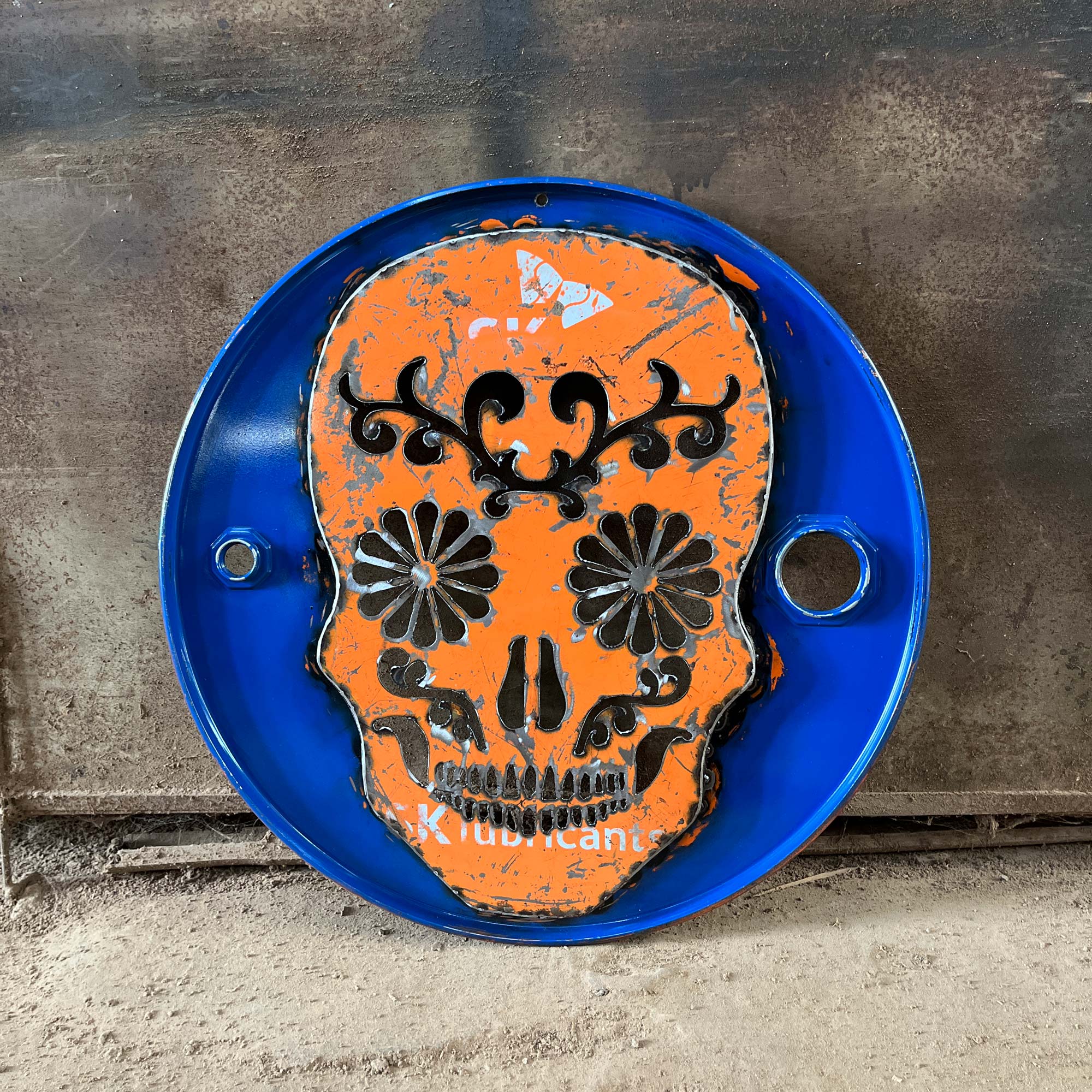 Wandbild 'Skull' aus Ölfässern, blau, orange, Ø 58 cm, L 3 cm von fischer's lagerhaus