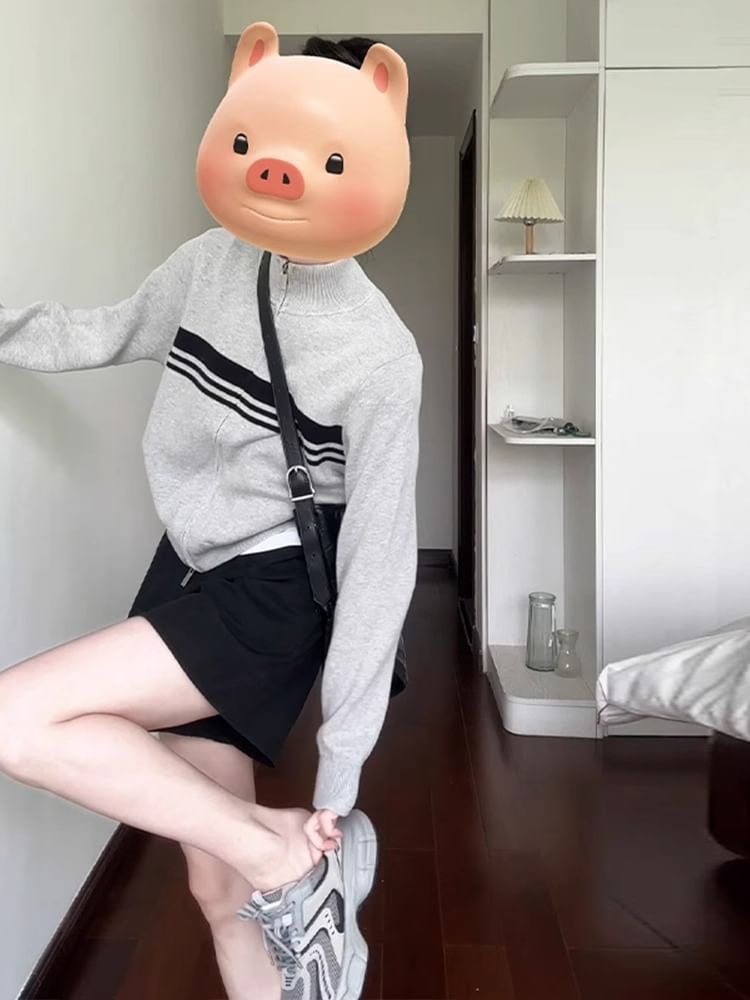 Yunhouse - Gestreept gebreid jack met rits en opstaande kraag / Effen shorts met gemiddelde taille / Set