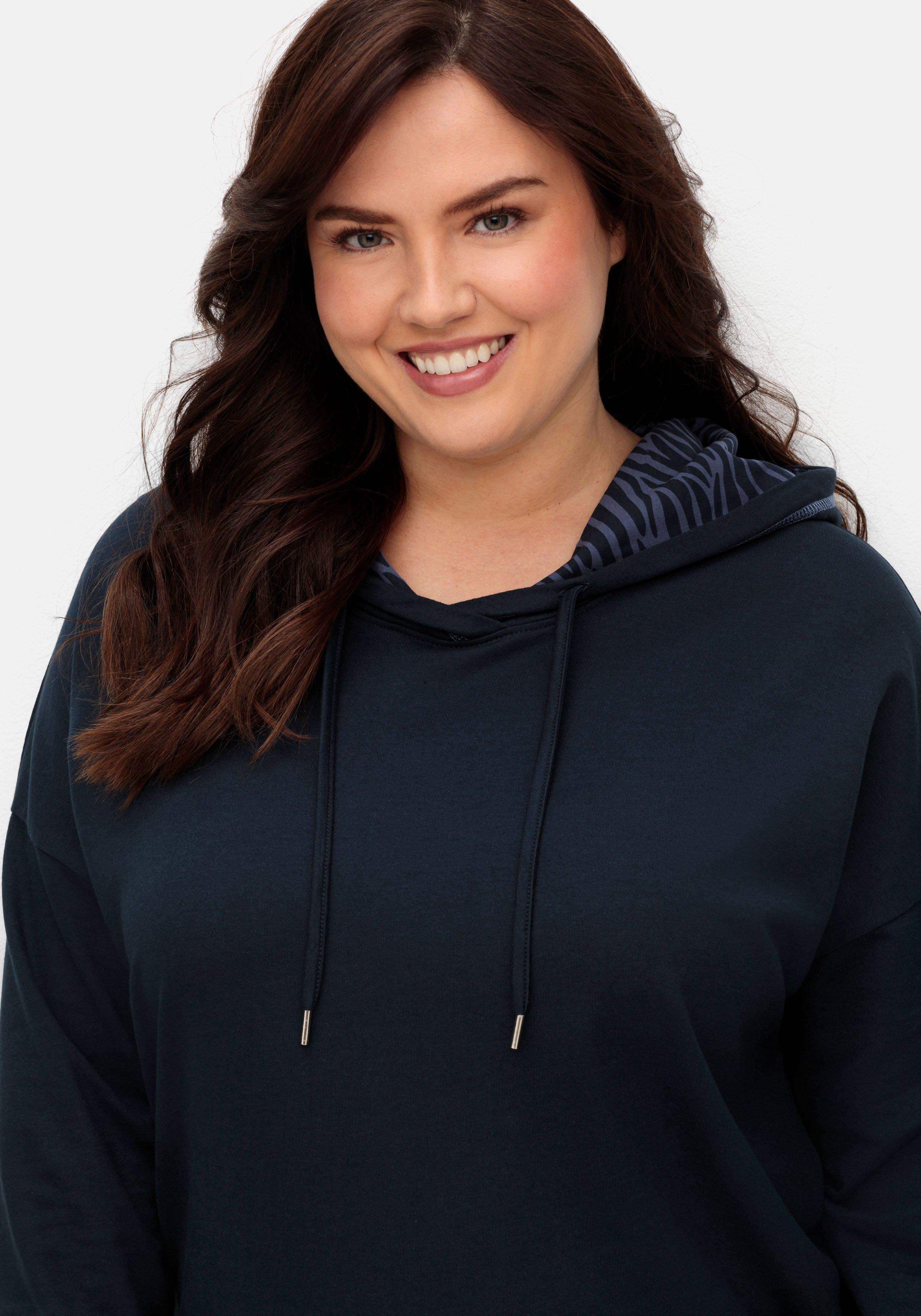 Kapuzensweatshirt mit Kontrastdetails, im Oversize-Schnitt