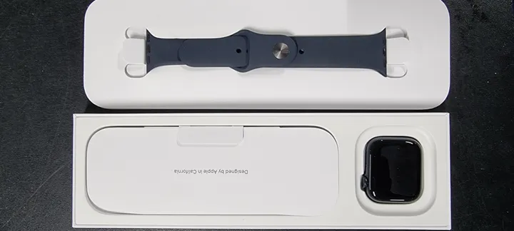 [OUTLET] - Apple Watch Series 9 (GPS) - 41 mm - midnatsaluminium - smart ur med sportsbånd - fluoroelastomer - midnat - båndstørrelse: M/L - 64 GB - Wi-Fi, UWB, Bluetooth - 31.9 g