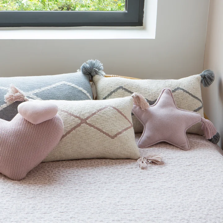 Lorena Canals - Gestricktes Kissen Little Oasis, 25 x 40 cm, natur / grau