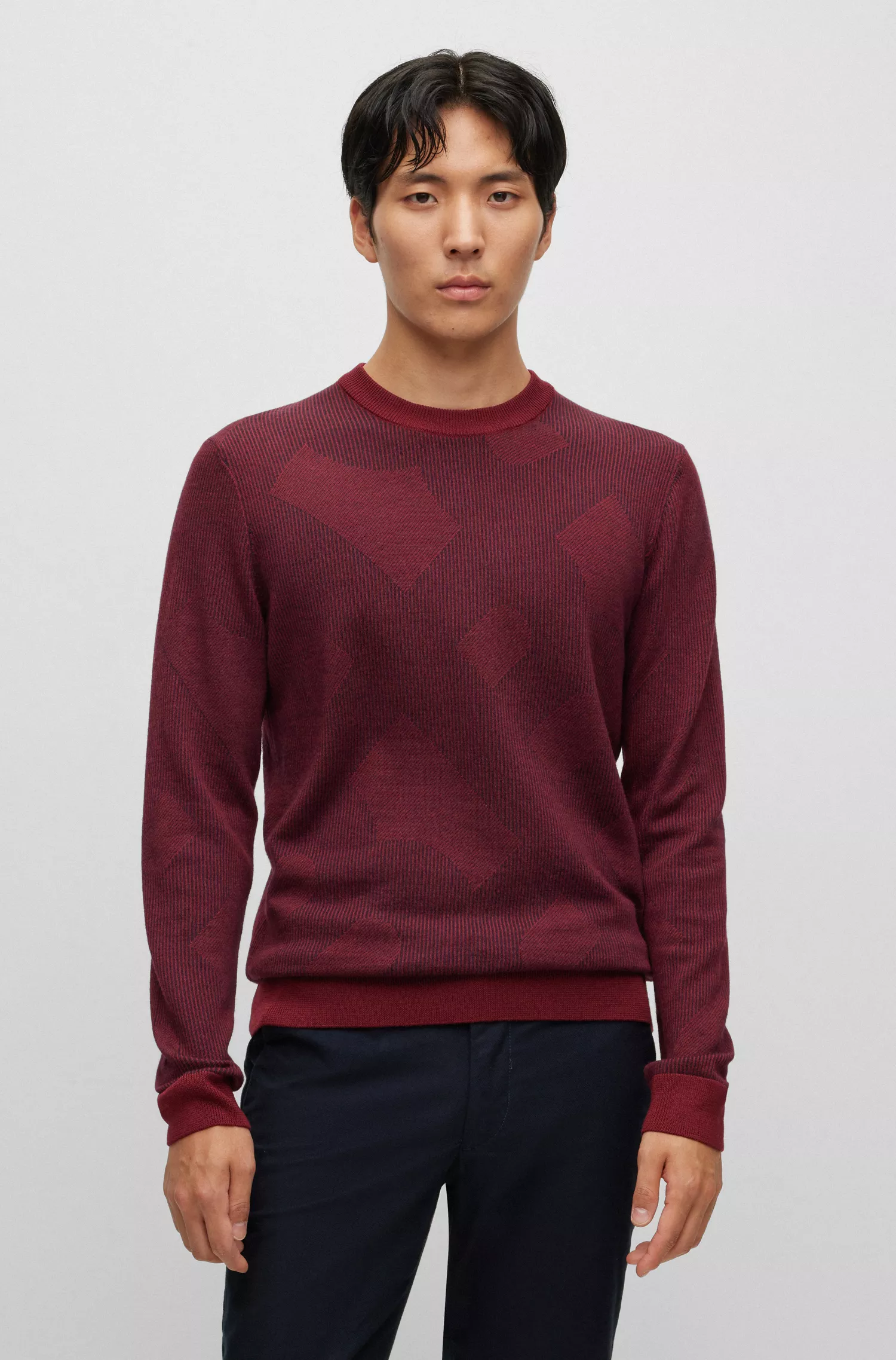 Suéter BOSS preto em lã virgem com jacquard de monograma bicolor.