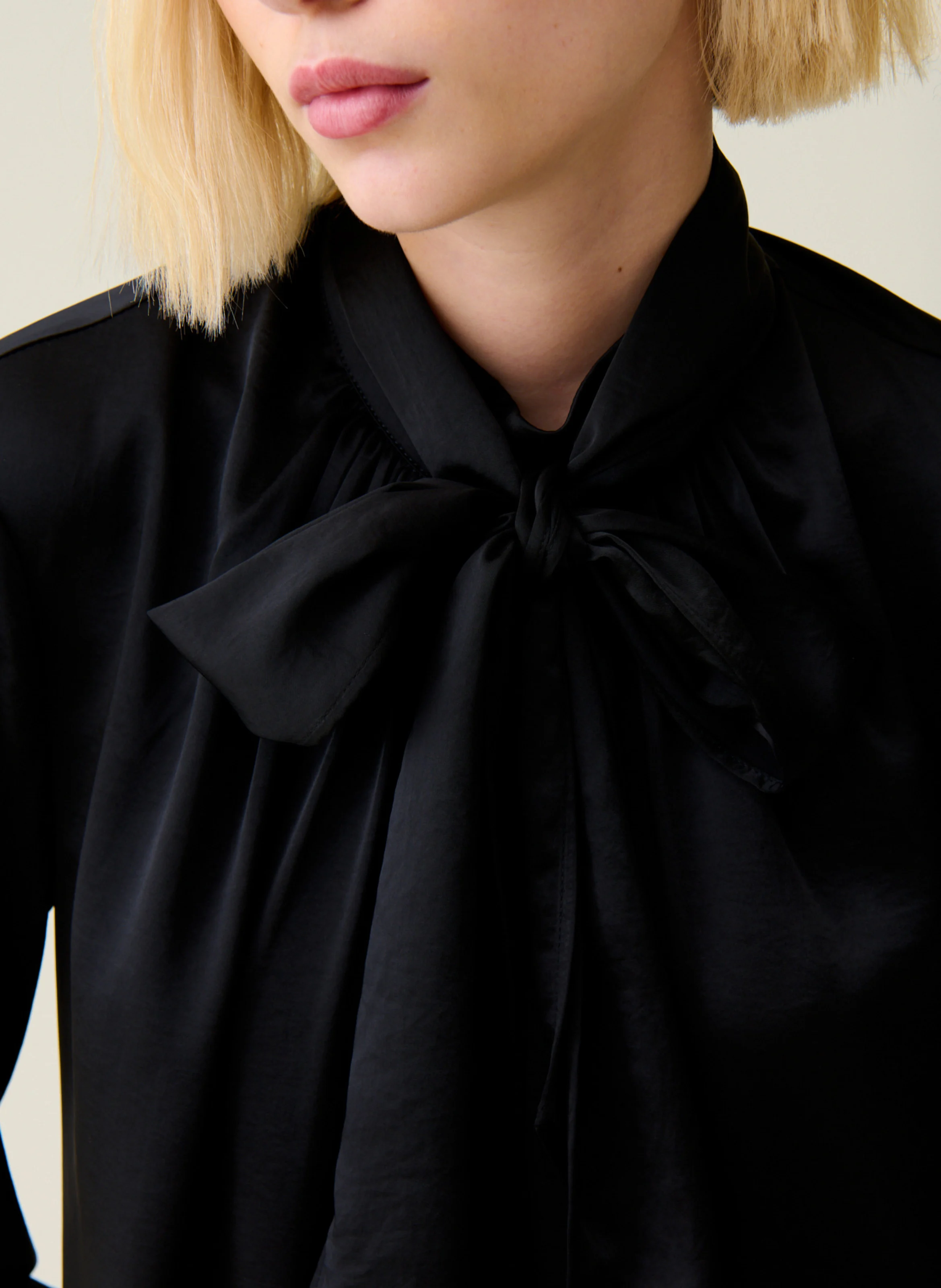 Robe fluide col lavallière | Noir
