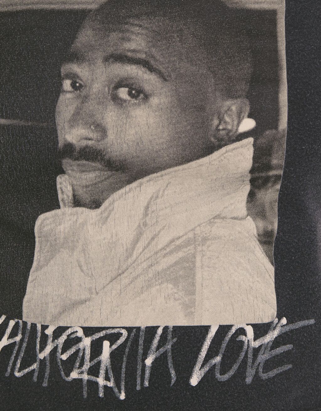 Camiseta cropped sem mangas com estampa do Tupac
