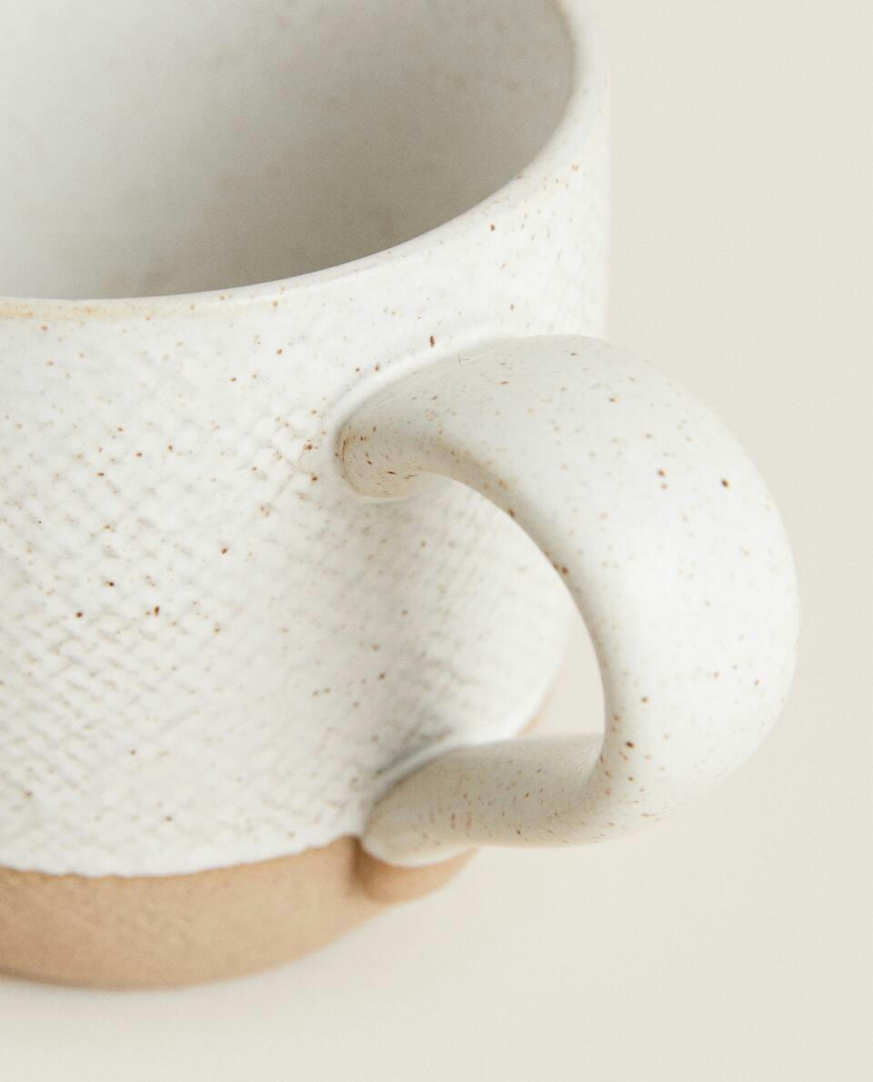CANECA COM DESIGN EM RELEVO