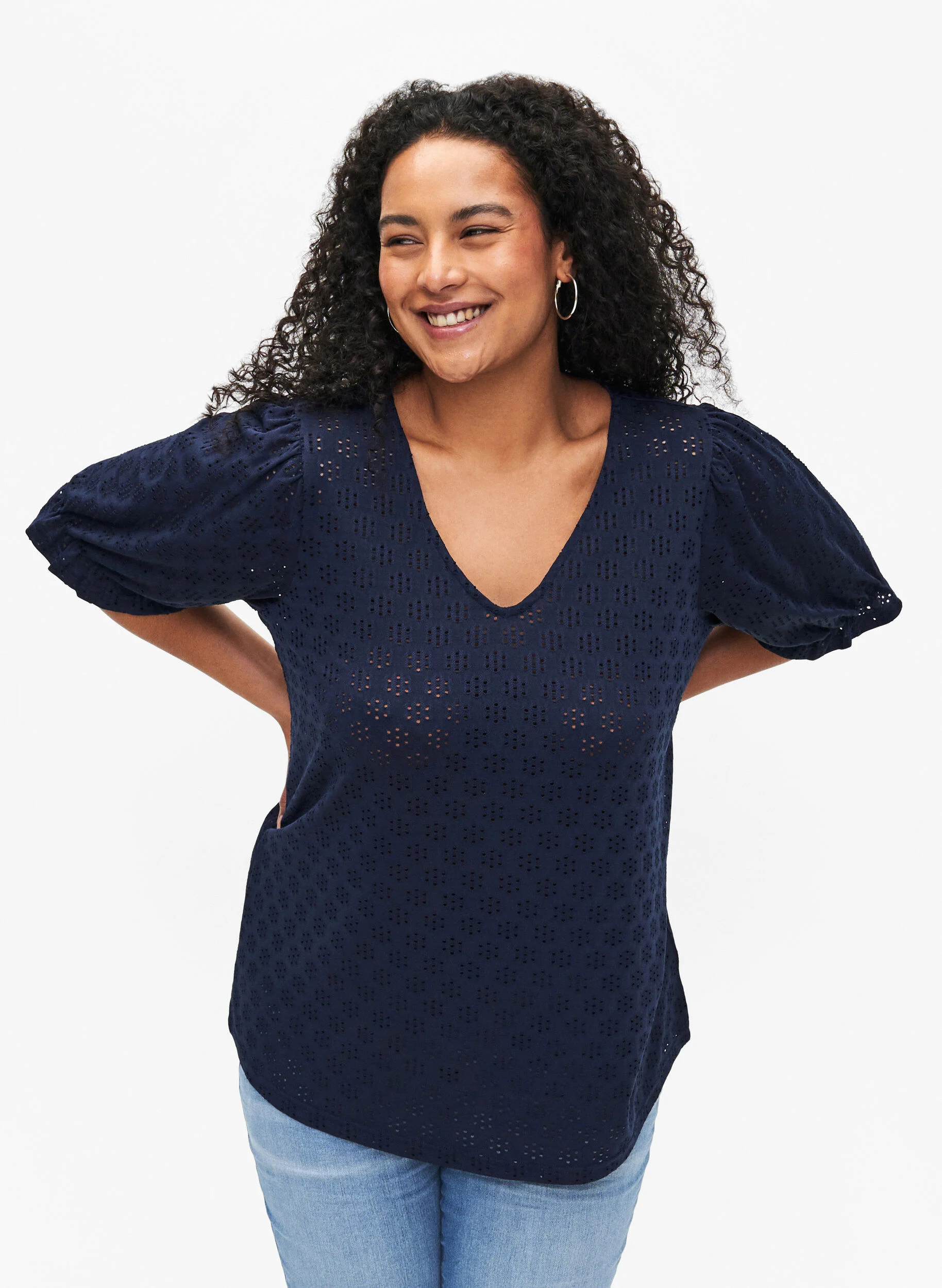 V-hals bluse med hulmønster