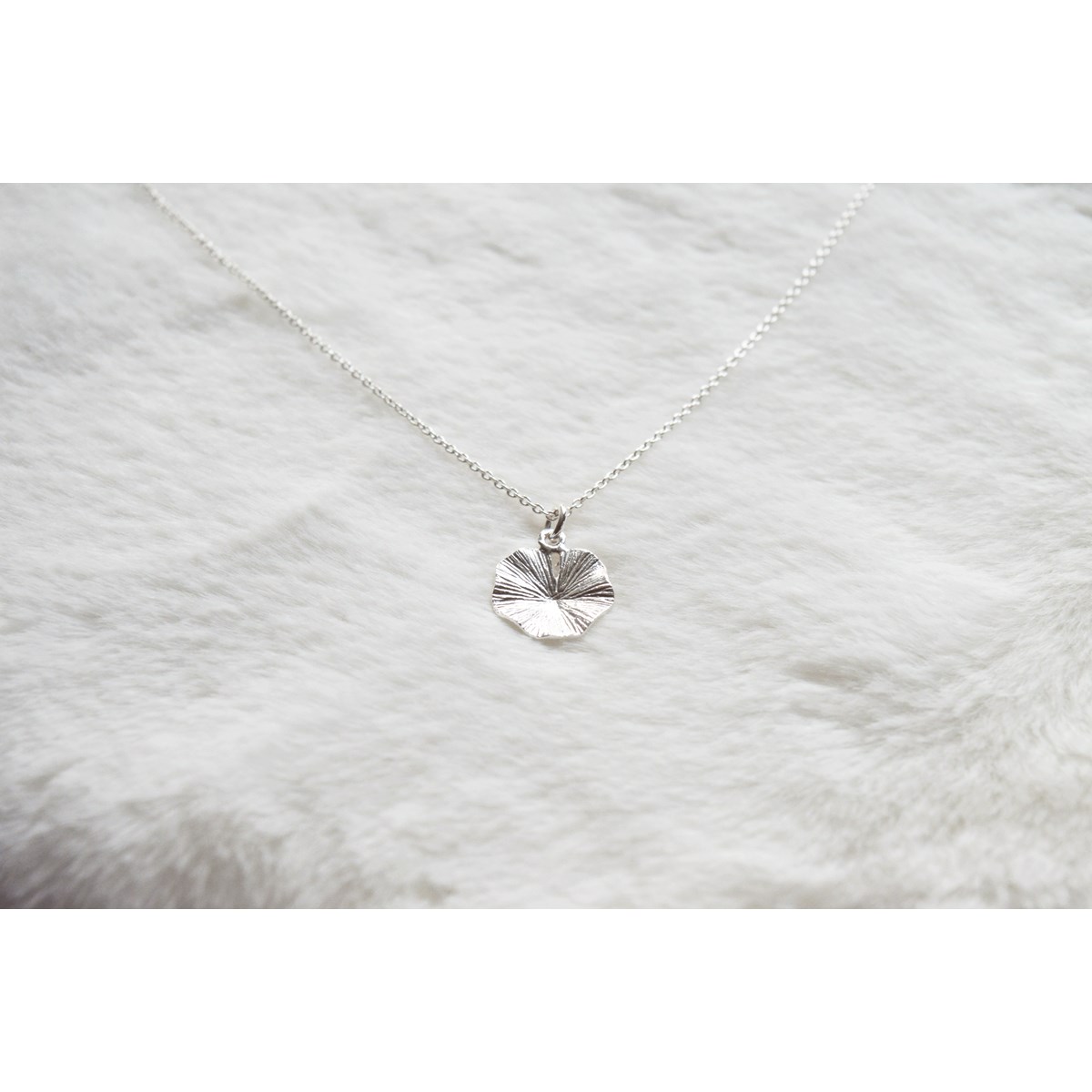 Collier orné de pendentif feuille de lotus martelée argent 925