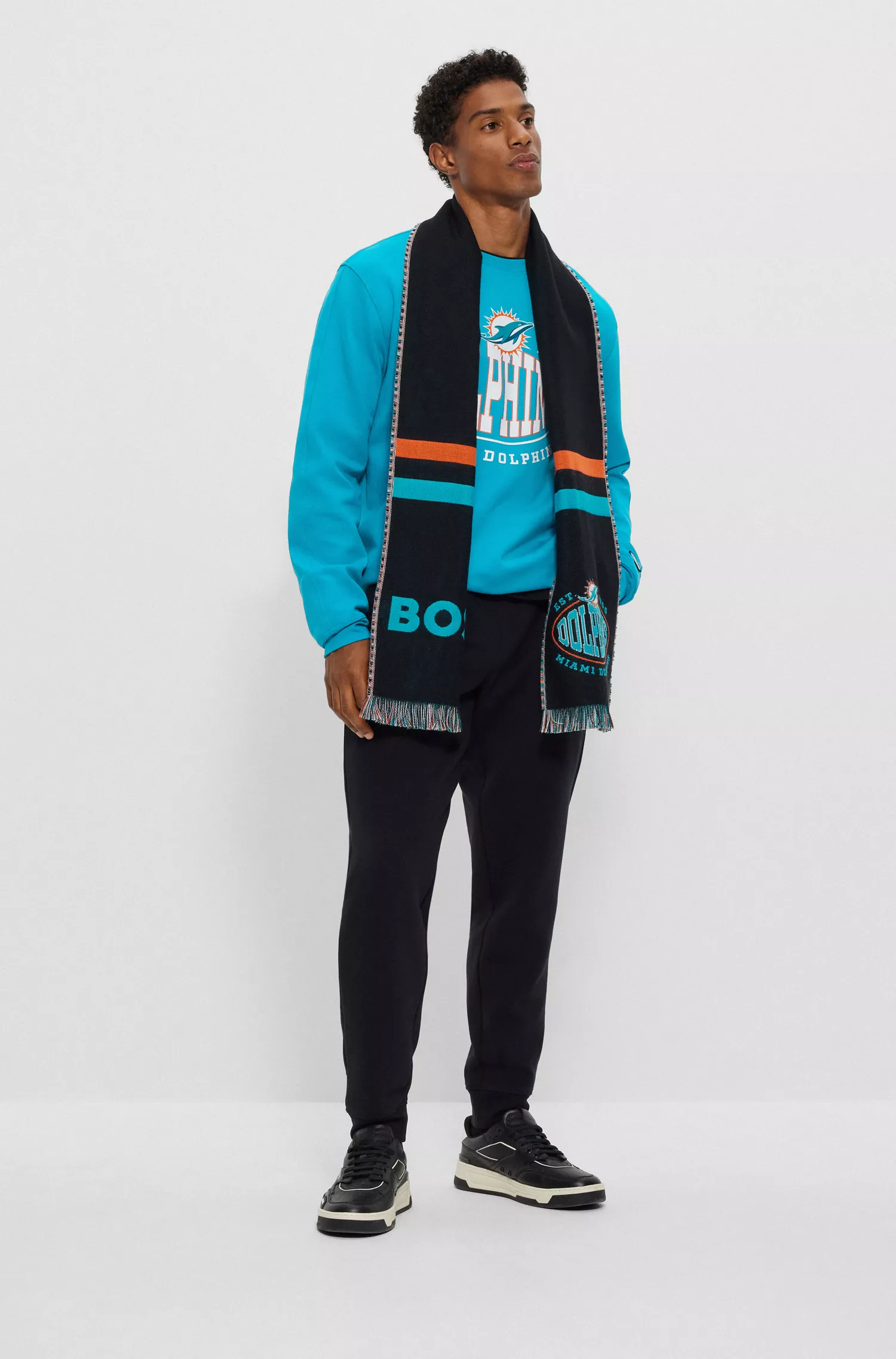 Cachecol BOSS Orange com o logotipo da BOSS x NFL e a marca do Miami Dolphins.