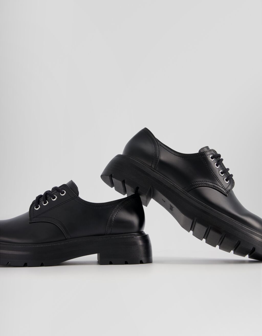 Sapatos derby planos com cadarço