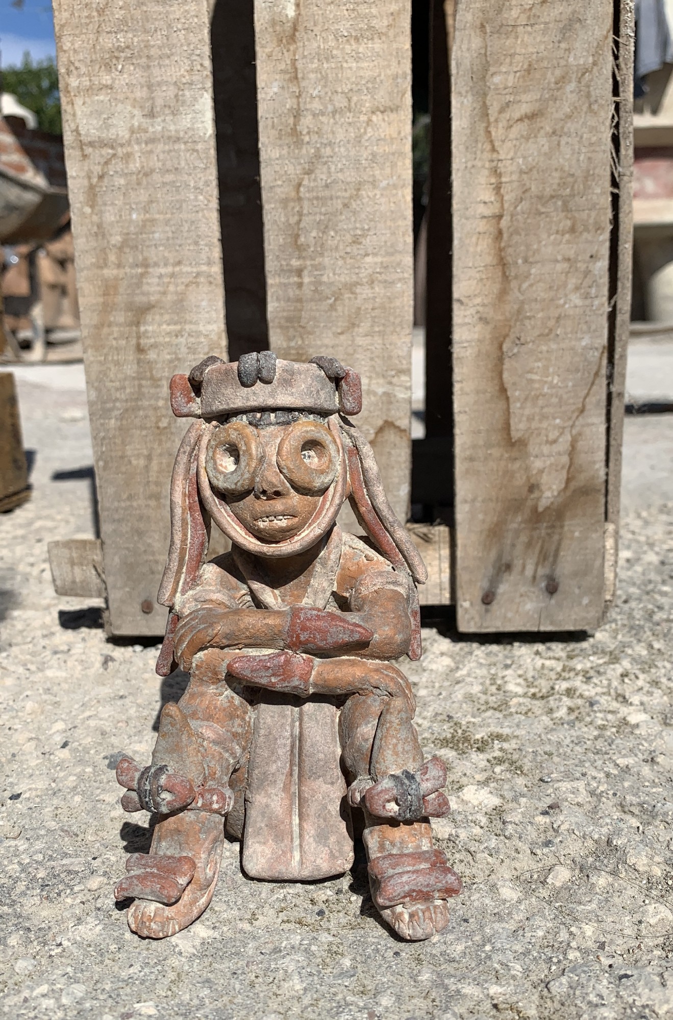 Terrakotta-Figur 'Totonaca', III, sitzend, handbemalt,  L 9 cm, B 8 cm, H 13 cm von fischer's lagerhaus