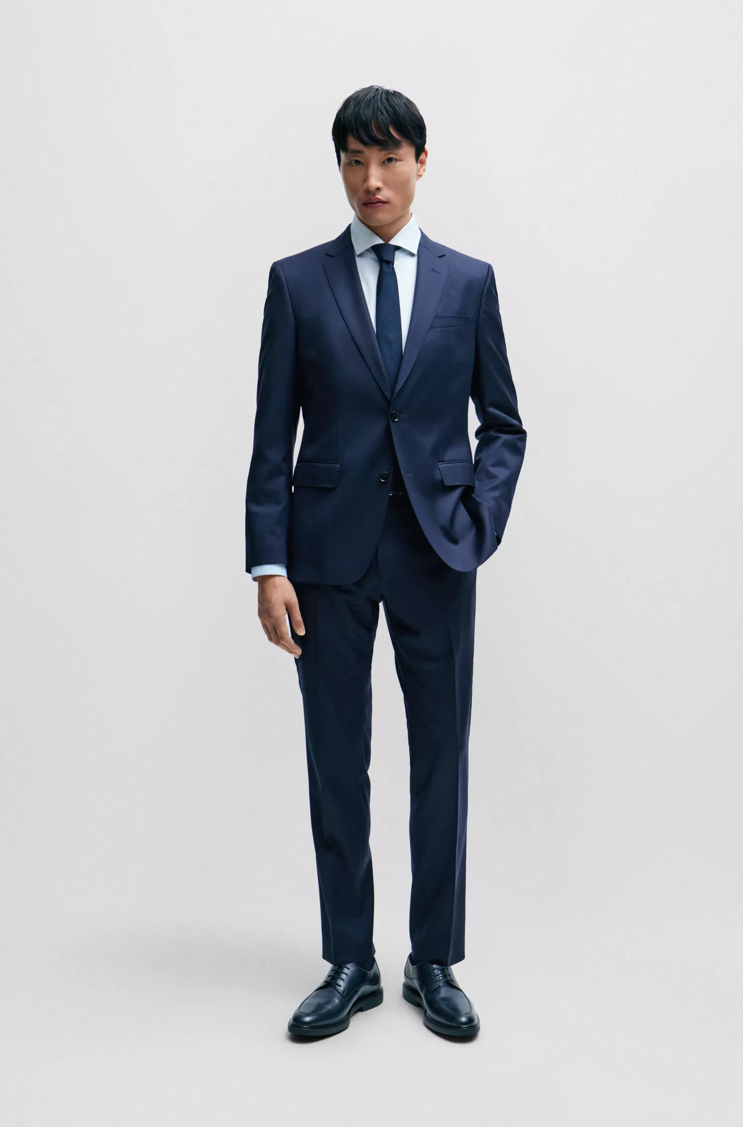 Camisa BOSS preta de corte slim, em algodão estruturado com elastano, fácil de passar.