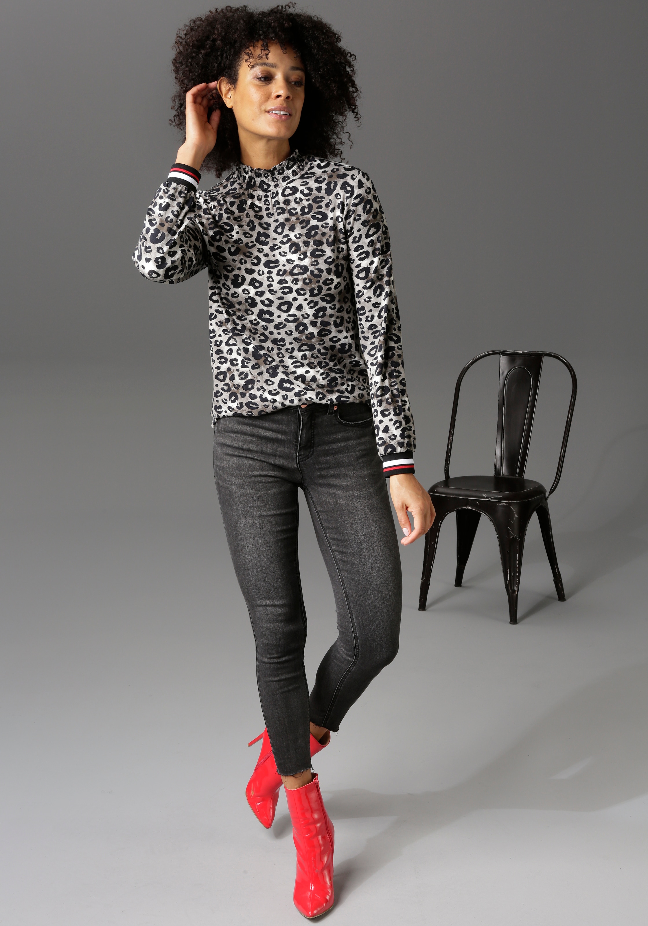 Aniston CASUAL Langarmshirt , mit trendigem Animal-Print und gestreiften Bündchen