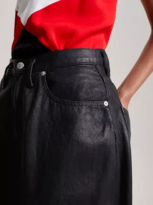 Calça jeans preta revestida de cintura média e modelagem relaxada