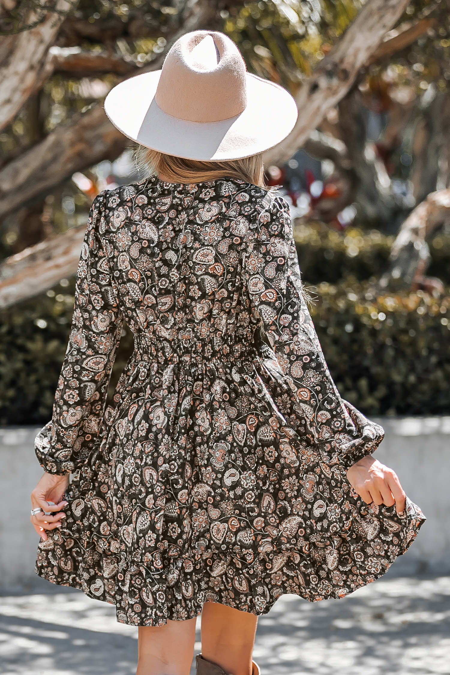 Robe mini à volants avec bordure en dentelle paisley