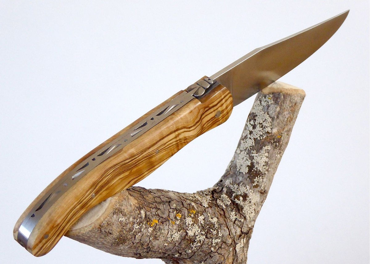 Couteau Laguiole de chasse avec un manche en Olivier