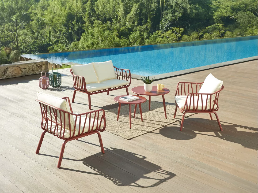 Salon de jardin en polypropylène et métal : un canapé 2 places, 2 fauteuils et 2 tables basses - Bordeaux - LOYNA de MYLIA