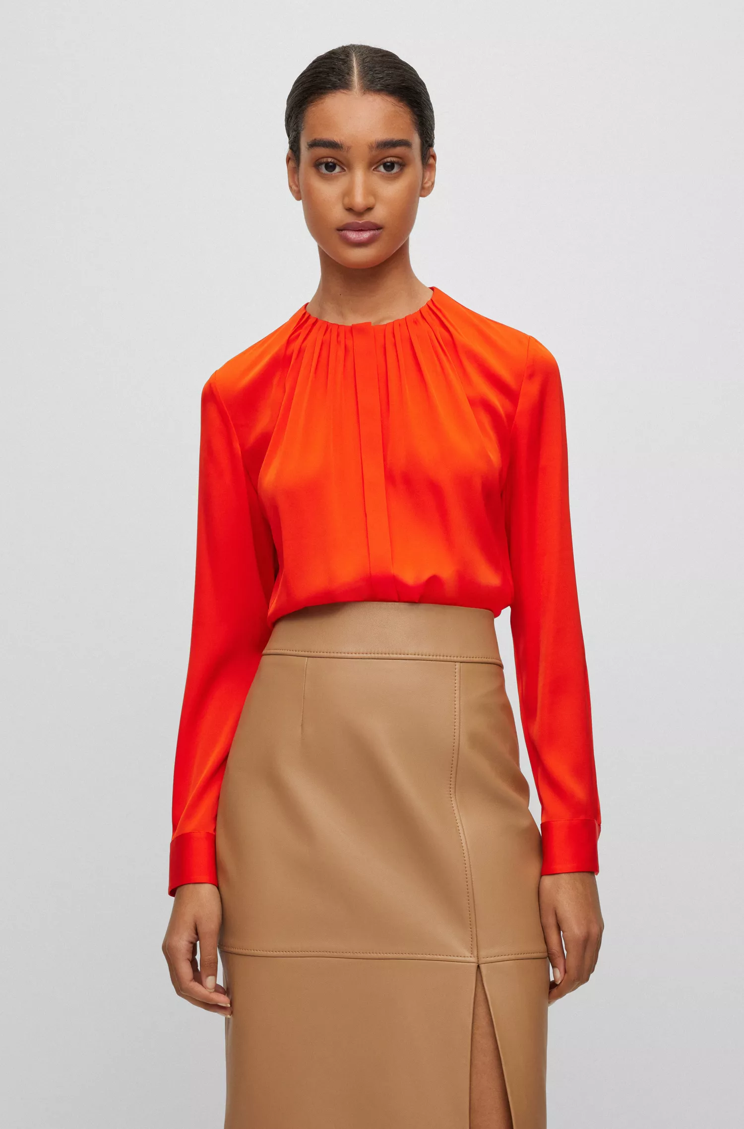 Blusa BOSS preta com decote franzido em crepe de seda elástico.