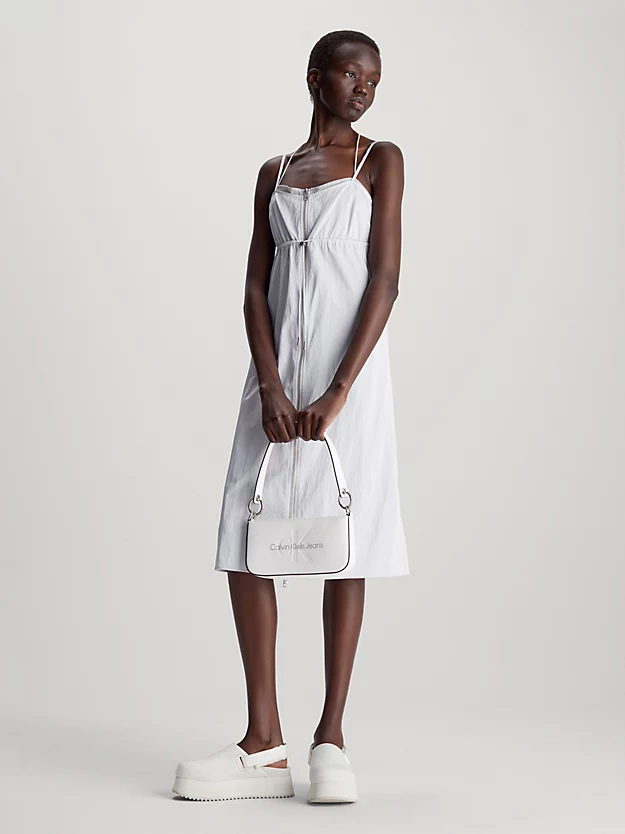 Vestido midi estilo paraquedas com amarração nas costas.
