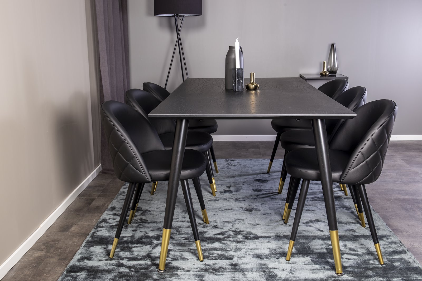 Dipp og Velvet Spisegruppe Dipp spisebord i sort finér med 6 stk. Velvet spisestoler i Sort og messing ben.