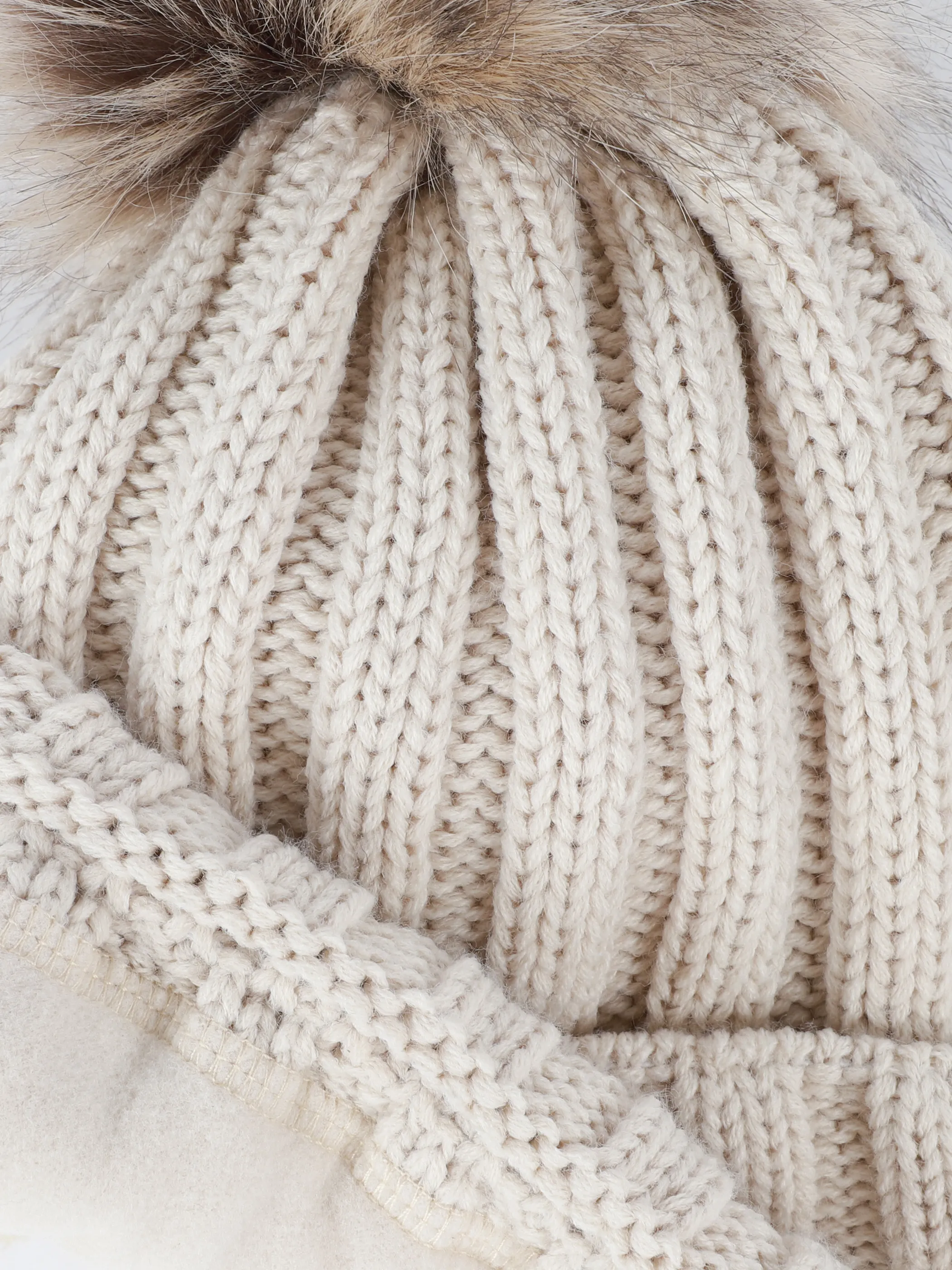Damen Strickmütze mit Bommel
