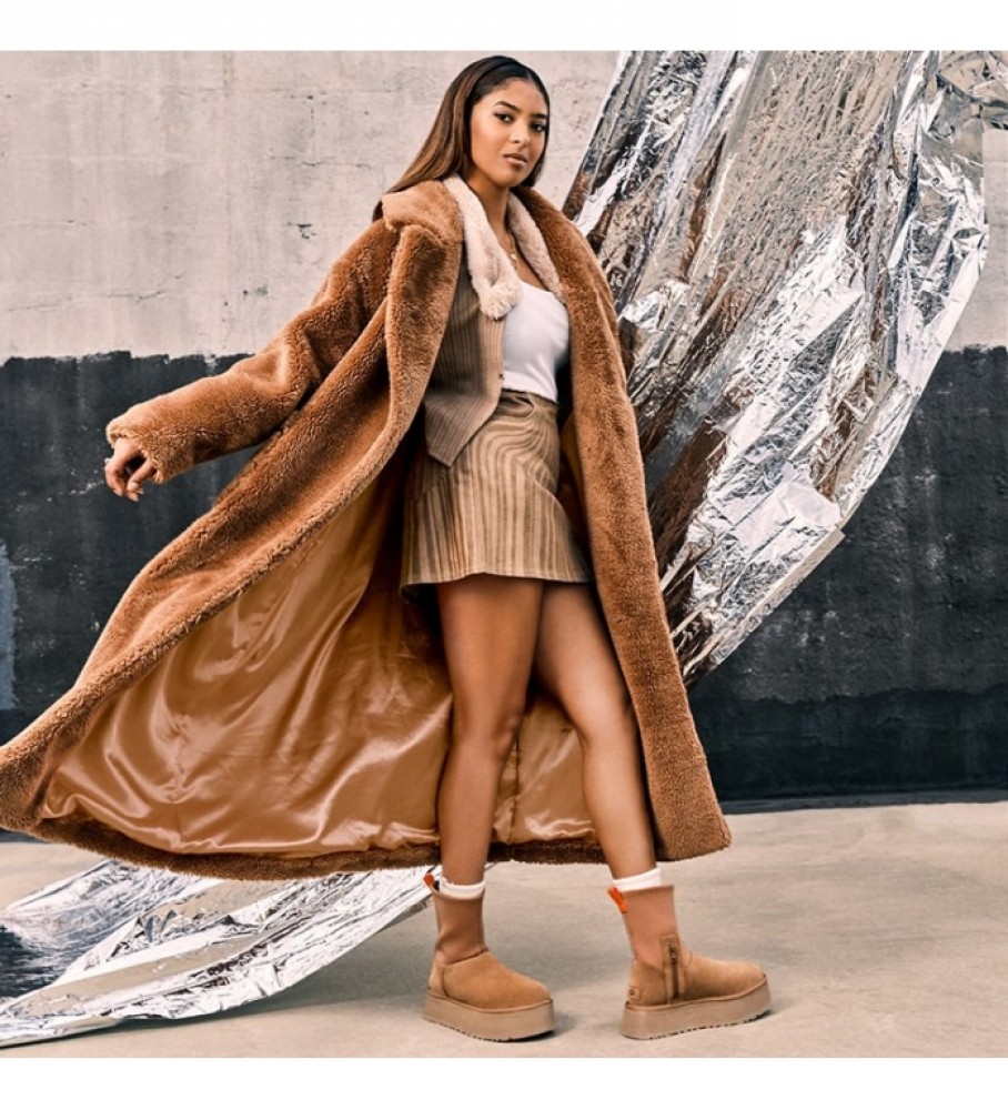 Botas UGG W Classic Dipper em couro marrom