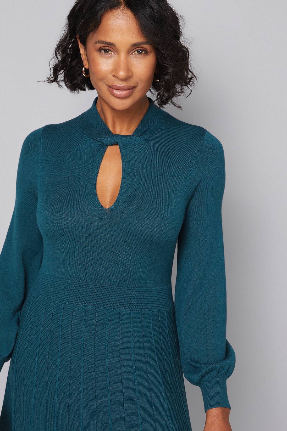 Wallis Robe Plissée Petite à Col Torsadé et Découpe