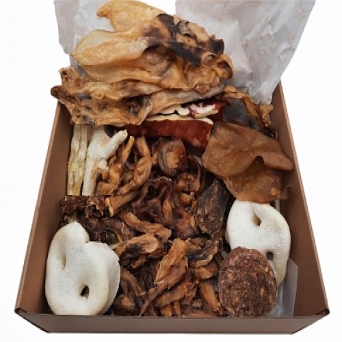 Caixa de petiscos naturais com frango, carne de porco e carne bovina para cães.