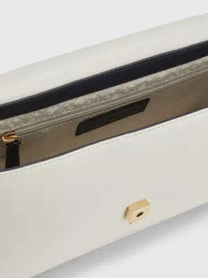 Bolsa transversal com monograma e alça de corrente