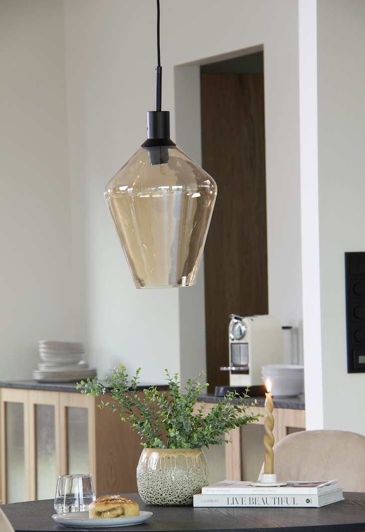 Line taklampe Med amber glass og sort ledning 150 cm.