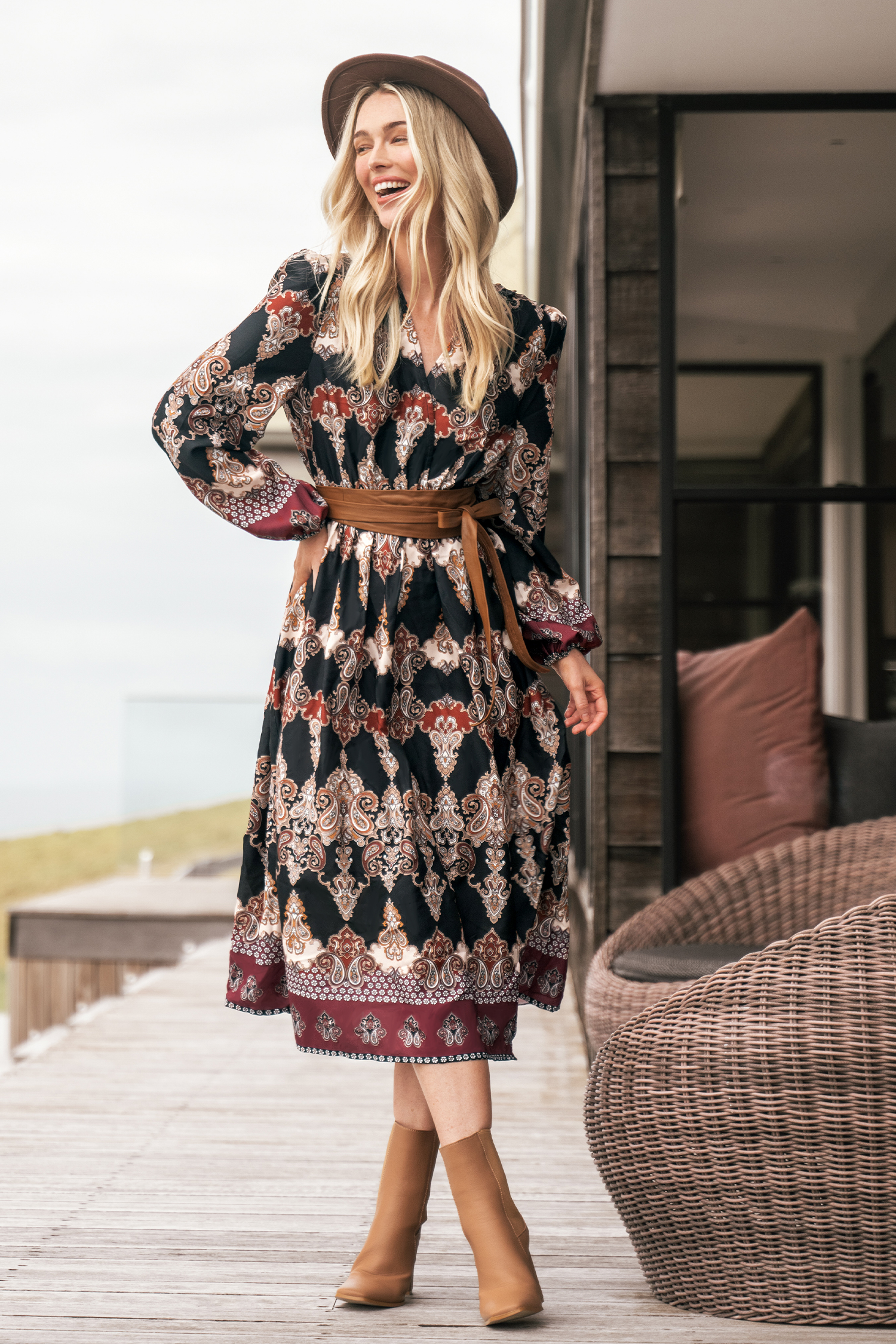 Robe midi à col en V et imprimé orné ruchée