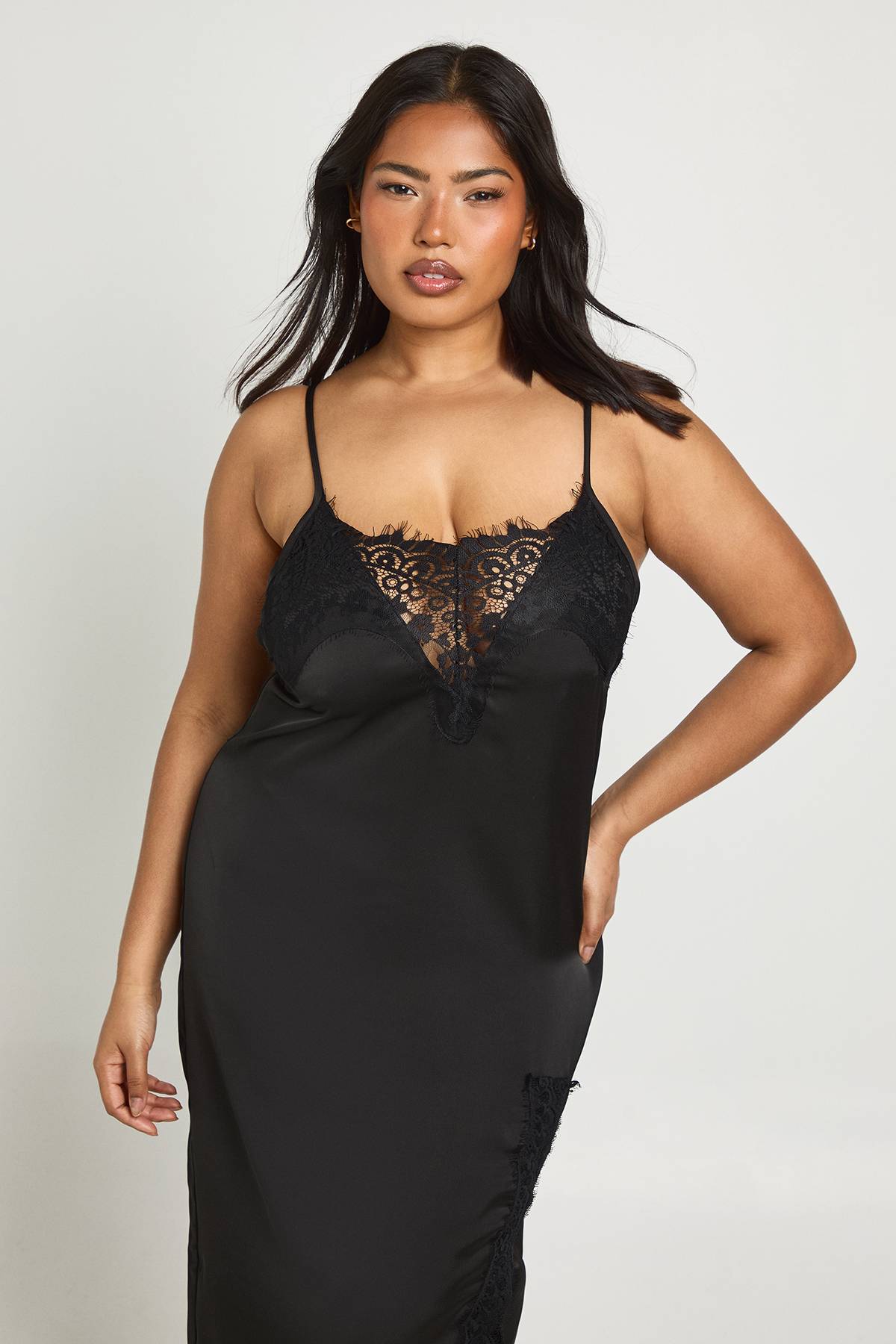 boohoo Robe Nuisette Satinée Grande Taille Avec Détails De Dentelle Contrastante