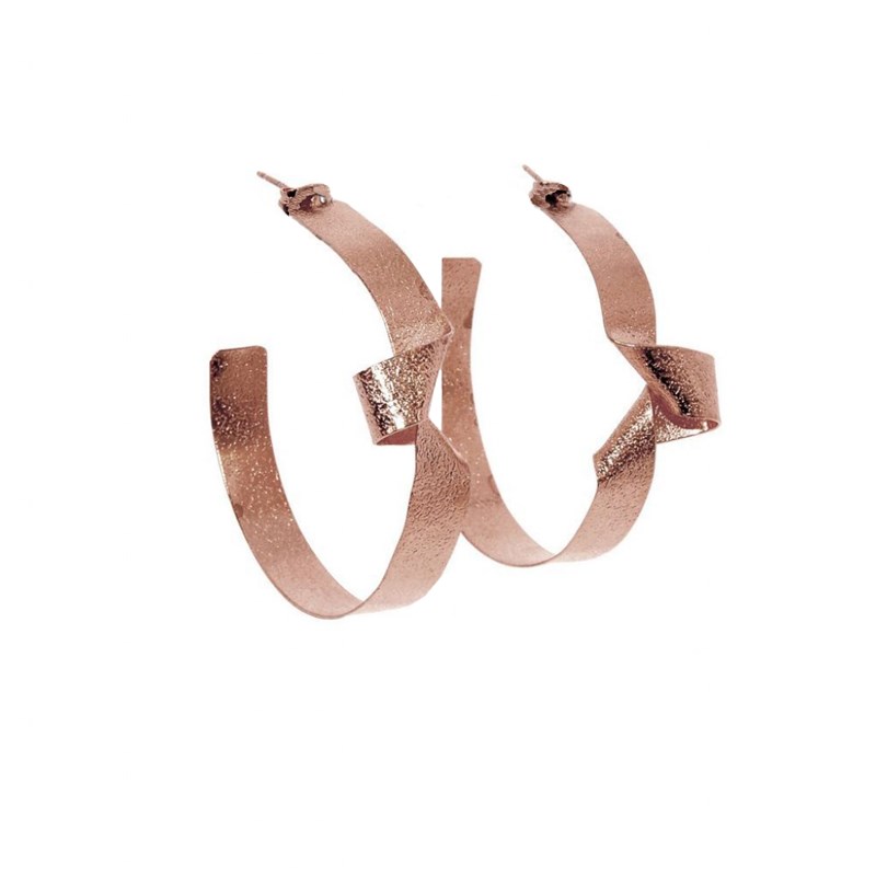 Boucles d'oreilles demi créole en plaqué or rose faites à la main avec plis - Bijou de créateur