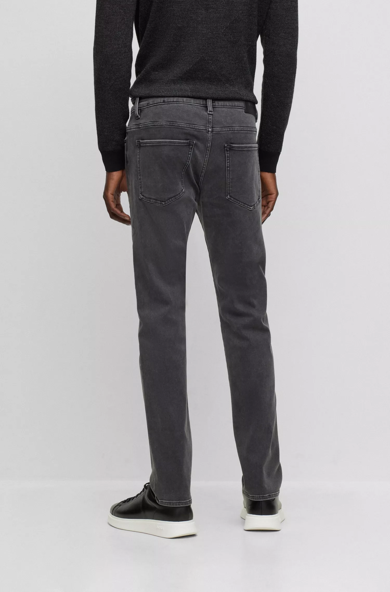 Calça jeans BOSS preta, corte slim, em denim stretch preto.