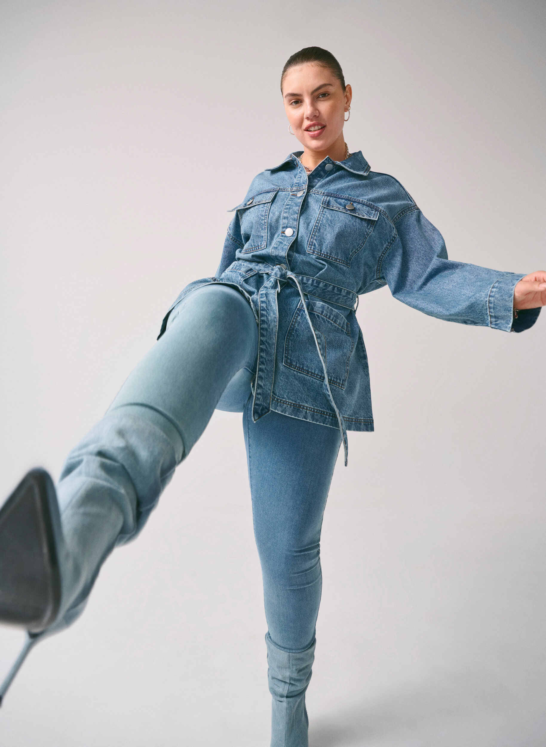 Denimjakke med bindebælte