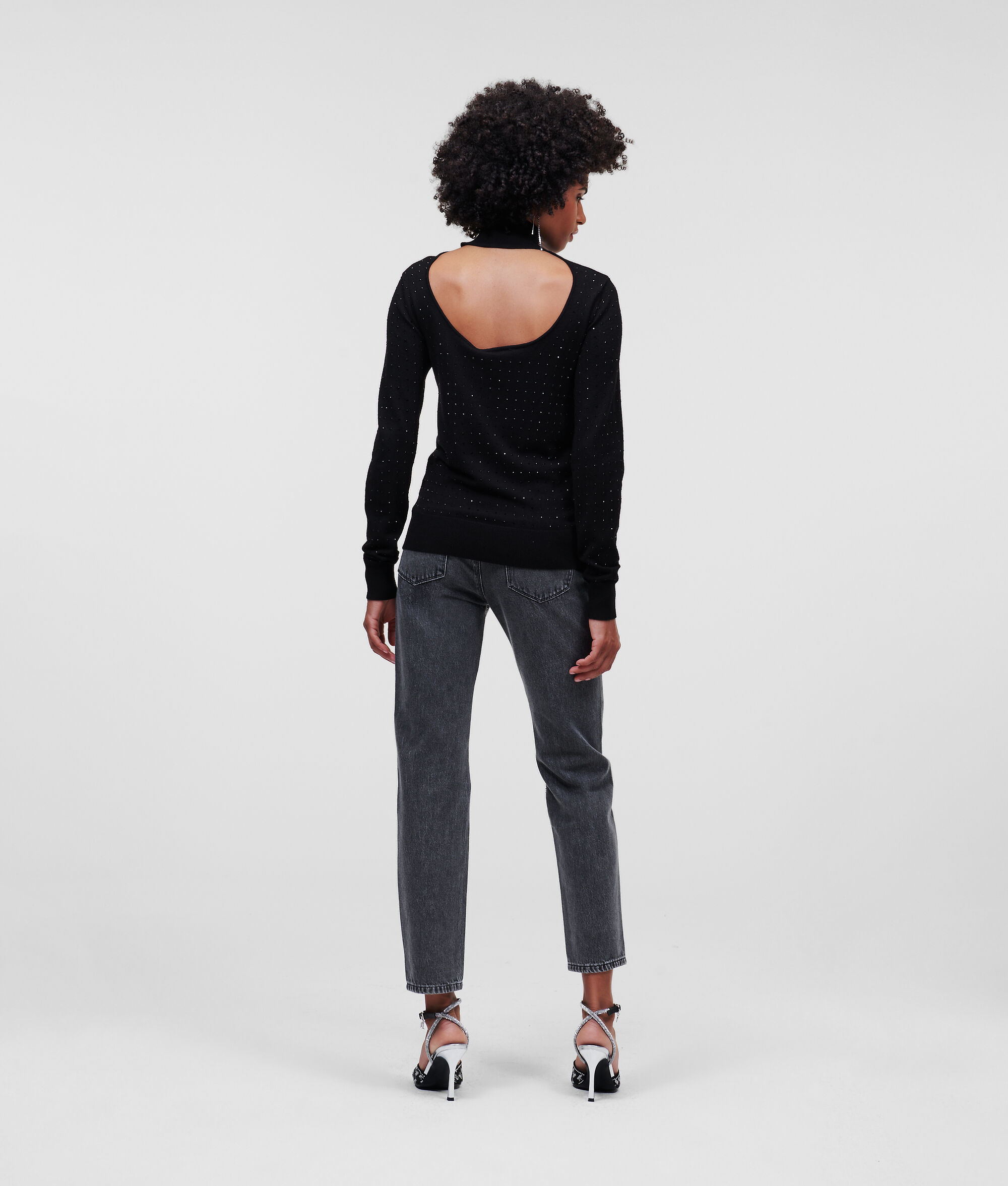 PULL ÉCHANCRÉ AU DOS ET ORNÉ DE STRASS