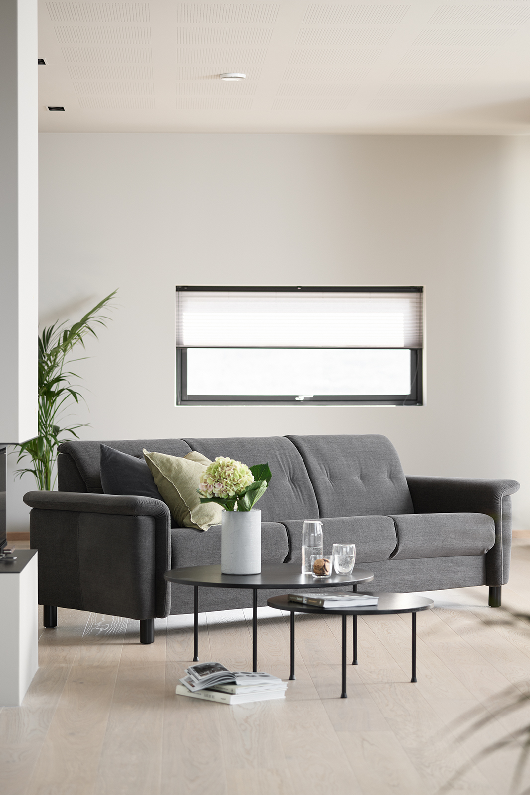 Flora 3-seter I tekstil Daisy 50012 Grey med 11 cm sorte treben.