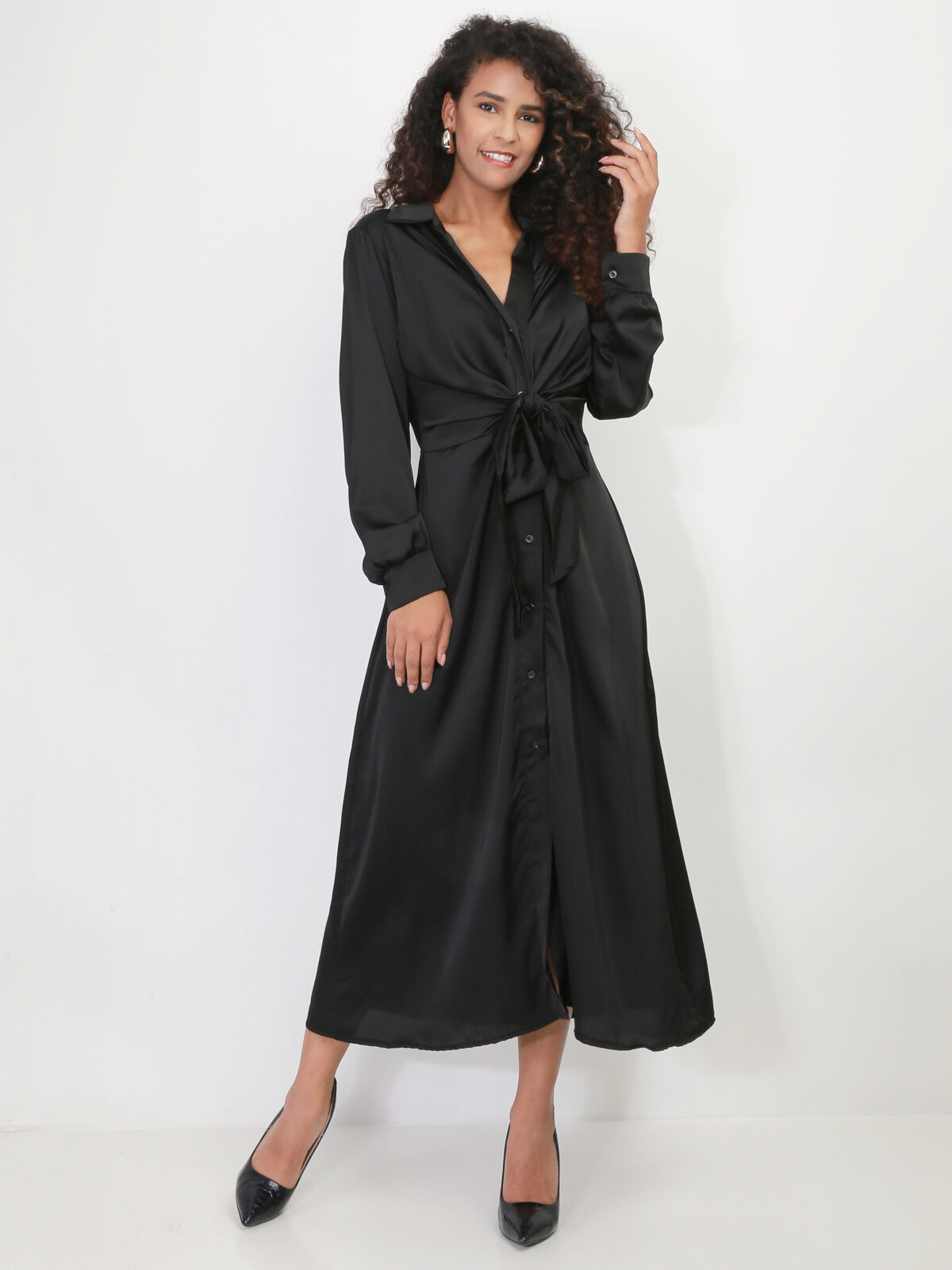 Robe chemise longue et satinée à nouer- Noir