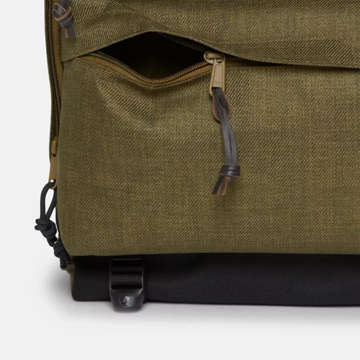 Mochila utilitária unissex na cor verde.