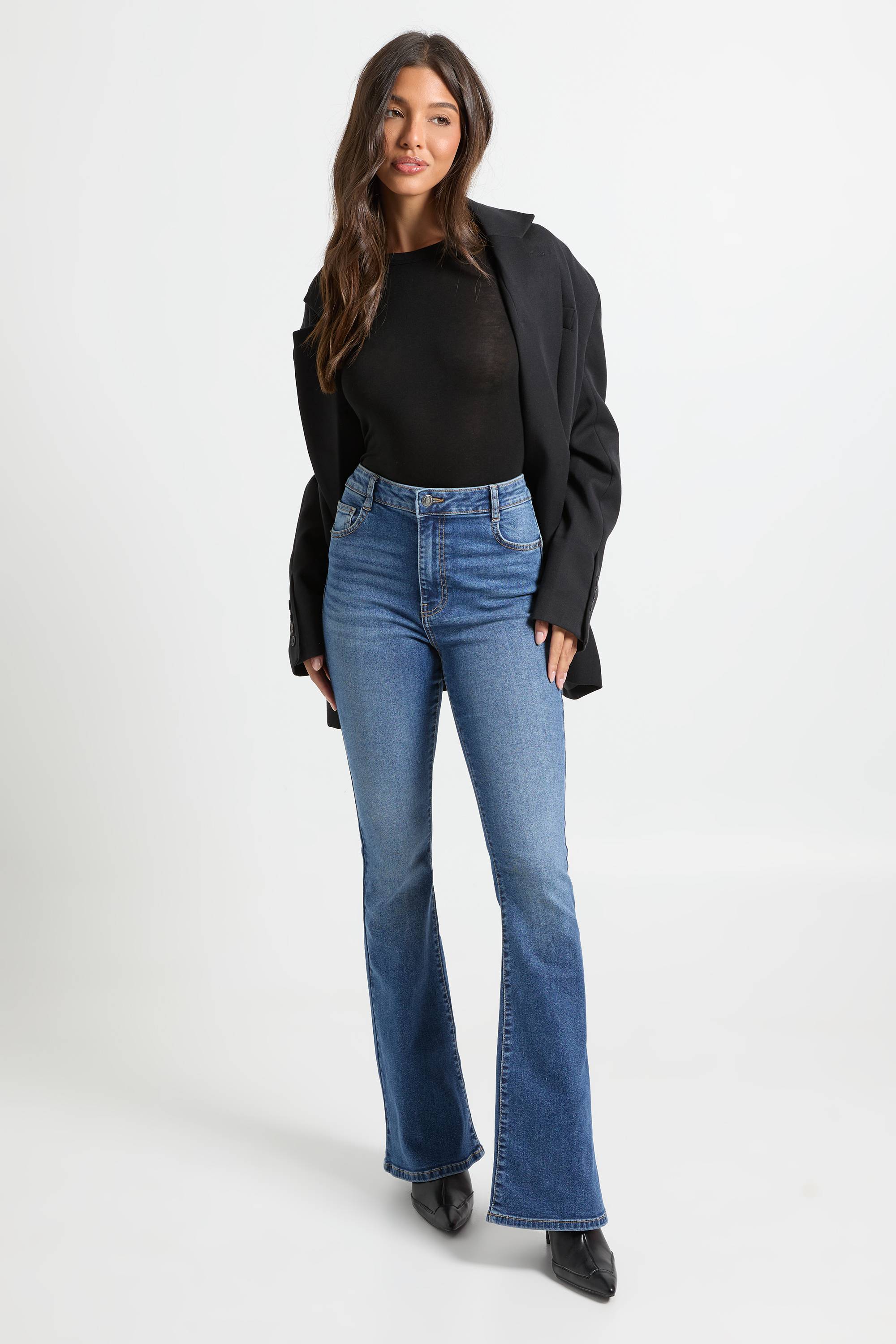 boohoo Jean évasé taille haute effet remonte-fesses