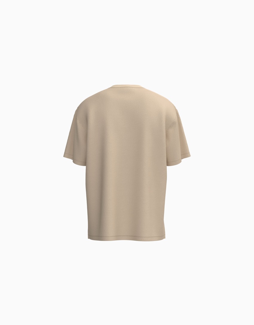 Camiseta de manga curta com modelagem quadrada e estampa da tendência atual.