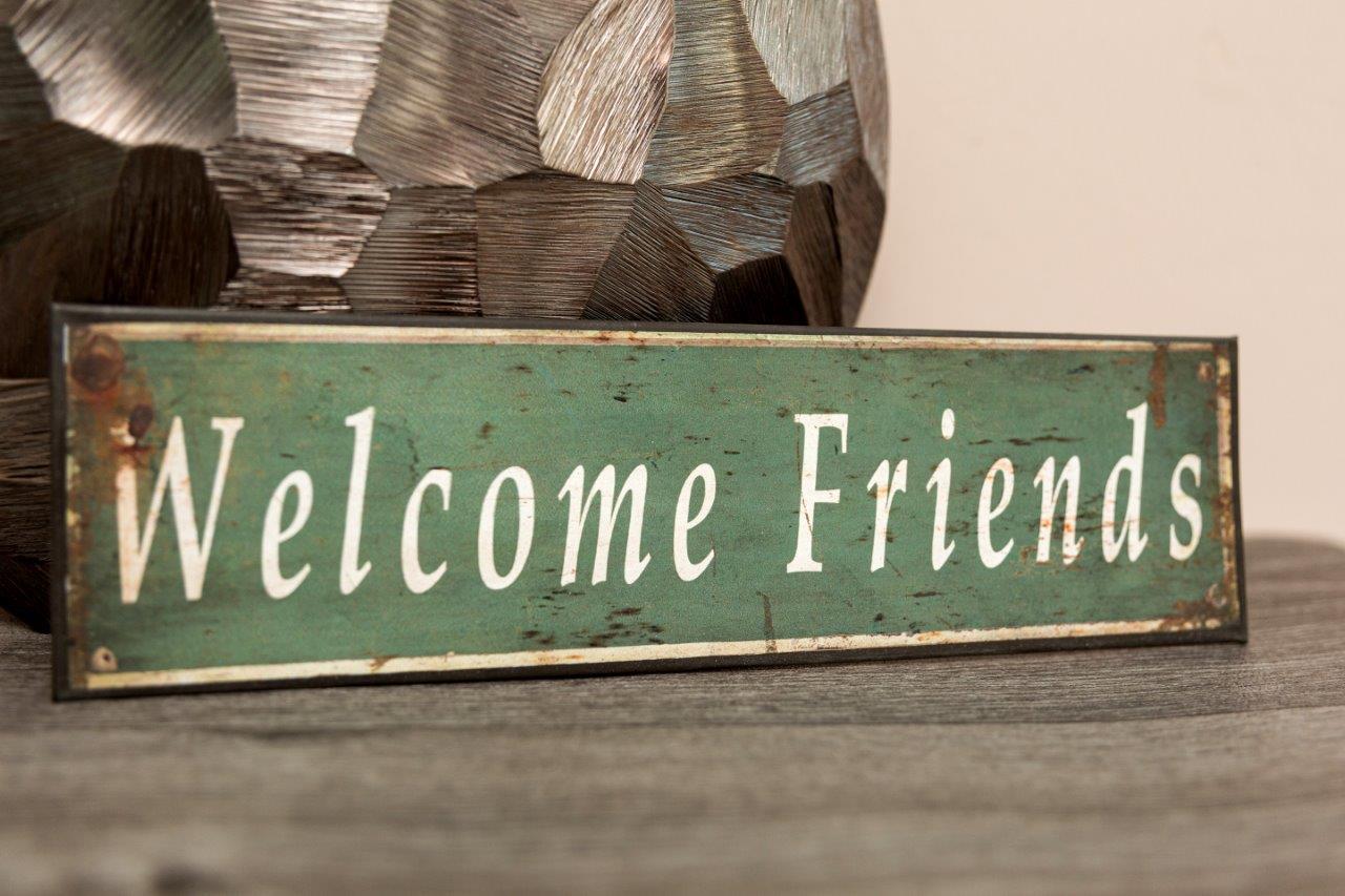 MetallschildWelcome friends - grün-weiß - Retro-Design - 30 cm