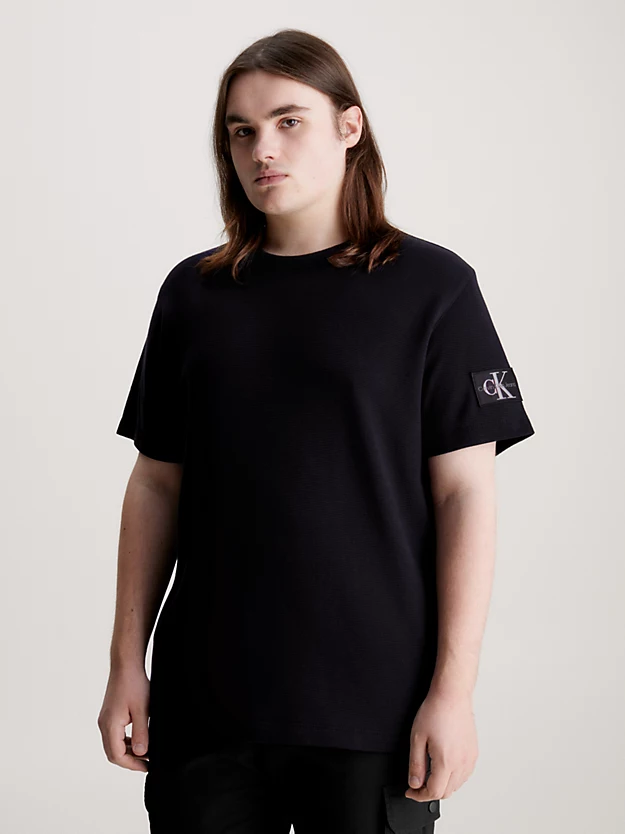 Camiseta de algodão com textura alveolar e modelagem slim, com brasão.